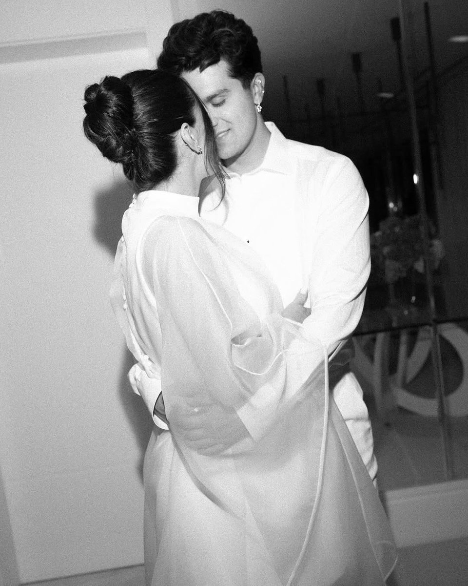 luansdaily's tweet photo. Papais da Serena e agora oficialmente casados! 🥹🤍

Registro do cantor @luansantana e de @ajademagalhaes durante o jantar de casamento, realizado na noite de ontem, em São Paulo! https://t.co/EWmU4g9ldk
