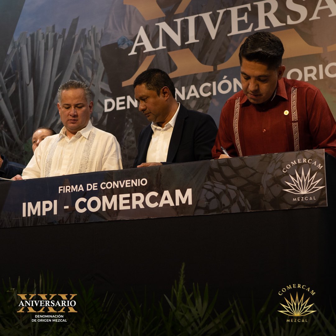 COMERCAM_AC's tweet photo. Firma de convenio IMPI 🤝🏼 COMERCAM
.
.
.
#COMERCAM #IMPI #convenio #mezcal #denominacióndeorigen #aniversario #firmadeconvenio https://t.co/TRQbDwgMWc