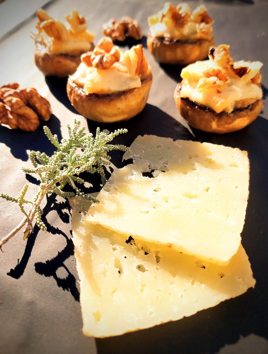 elcamagrocblau's tweet image. Coses com aquesta passaran el dissabte 14/12 a #Cubelles: #formatges artesans del #Penedès Camins del Nord, tastets elaborats amb aquest formatges, i tot maridat amb bons #vins.
Ho farem al restaurant amb la llar de foc més càlida del #Garraf: @El_Mini75.

Imprescindible reserva!