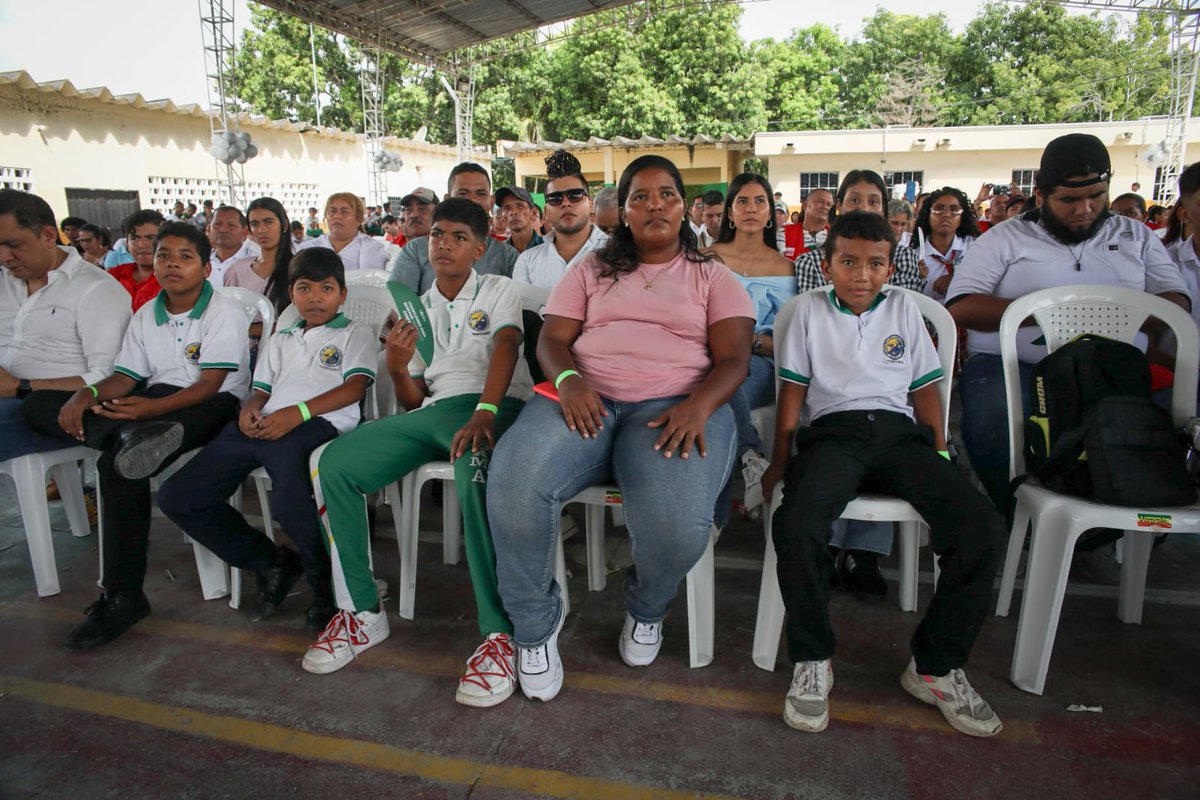 RenovacionCo's tweet photo. Con alegría, hoy a 8 años del Acuerdo de Paz, desde Aracataca, Magdalena, miles de estudiantes reciben dotación escolar: pupitres, mobiliario para bibliotecas, tableros, puntos ecológicos, computadores, mesas para cafeterías qué dignifican la educación de más de 8 mil niñas y niños de 53 instituciones educativas. Con el mecanismo de #Obrasximpuestos y el contribuyente @ParexResources el #GobiernoDelCambio del presidente @petrogustavo le cumple a los territorios #pdet