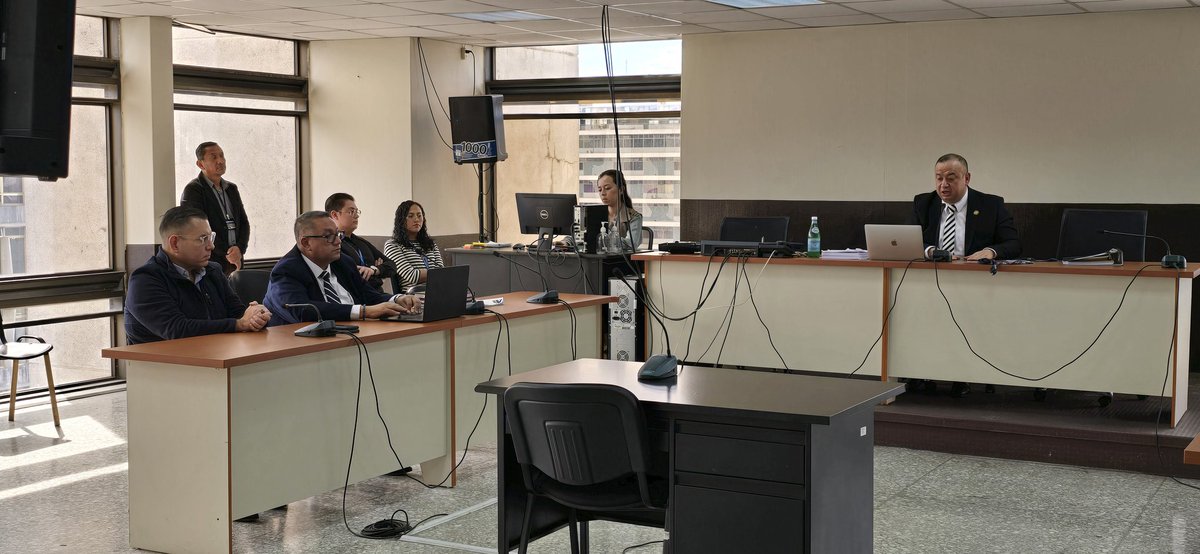 #CasoTransurbano Juez Mario Hichos cierra caso a favor de #ManuelBaldizón y ordena al <a href="/MPguatemala/">MP de Guatemala</a> que deduzca responsabilidades contra quienes lo procesaron utilizando normas que no estaban vigentes cuando se supone cometió el delito de financiamiento electoral ilícito.