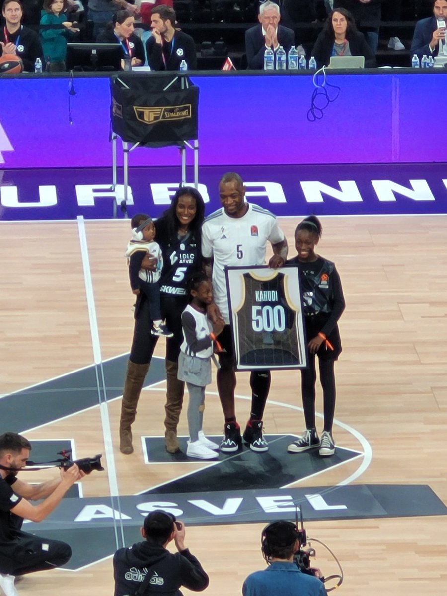 clementcarton's tweet photo. "L'Homme" qui a joué 500 matchs avec l’ASVEL. Ils sont très peu dans ce cercle fermé https://t.co/kaGItzupIF