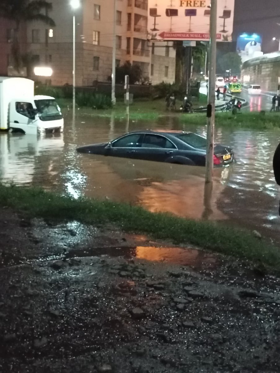 suarez_rop's tweet photo. This is Nairobi today. Kama huna Meli huwezi fika kejani 😪, should we blame Sakaja for this? 

Kenya Investment Kimani Ichung Ruud Van Nelstrooy 
Mombasa Kenyan ID Senegal Konate Parklands https://t.co/9om4EvmKtU