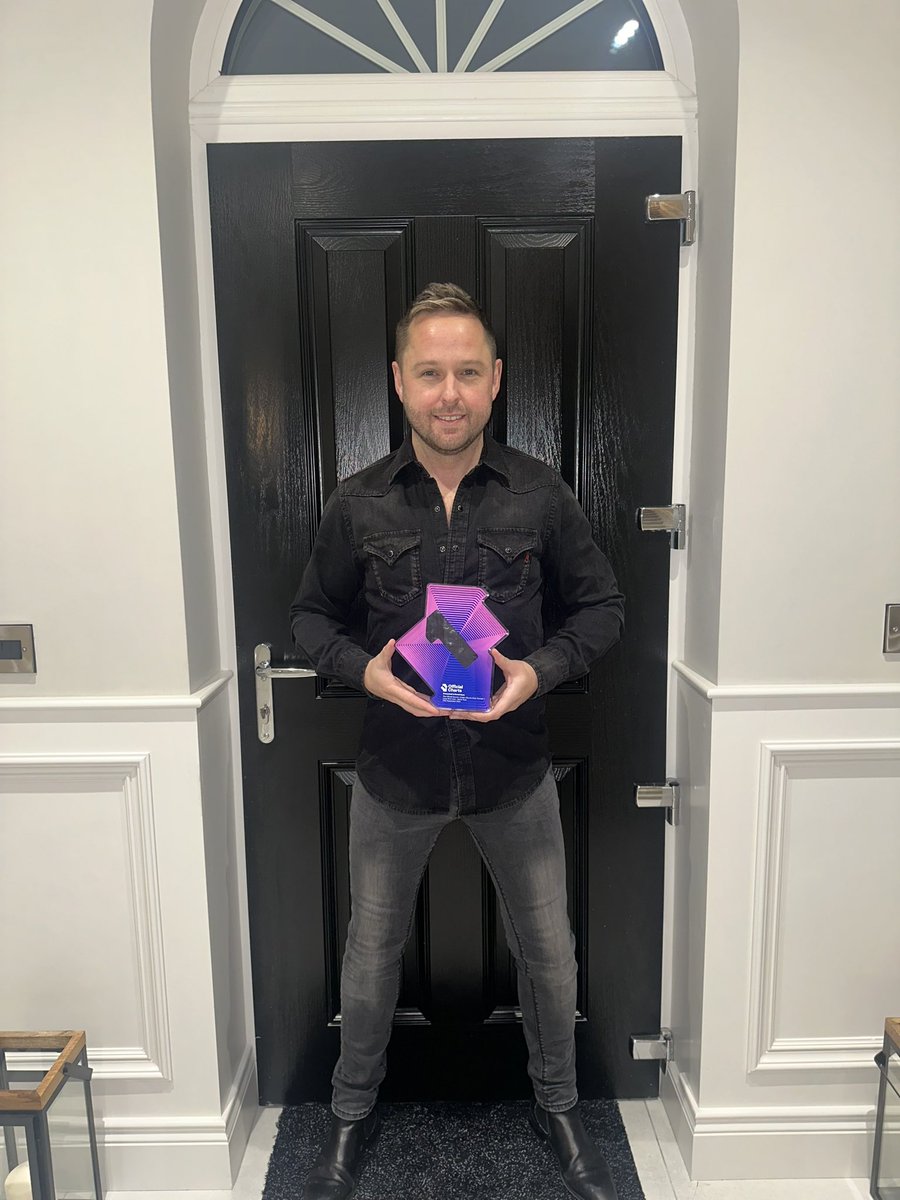 derekryanmusic's tweet image. Delighted to receive my Number 1 award from @officialcharts UK in recognition of my album ‘Long Shot Love’ reaching the top of the Official Country Album Charts!