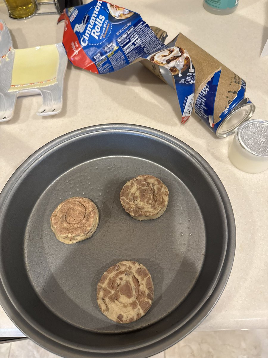 Junkz00r's tweet photo. @Pillsbury Sad black friday morning. Only 3 rolls and they didn’t even puff up :( https://t.co/dTym9g9QnG