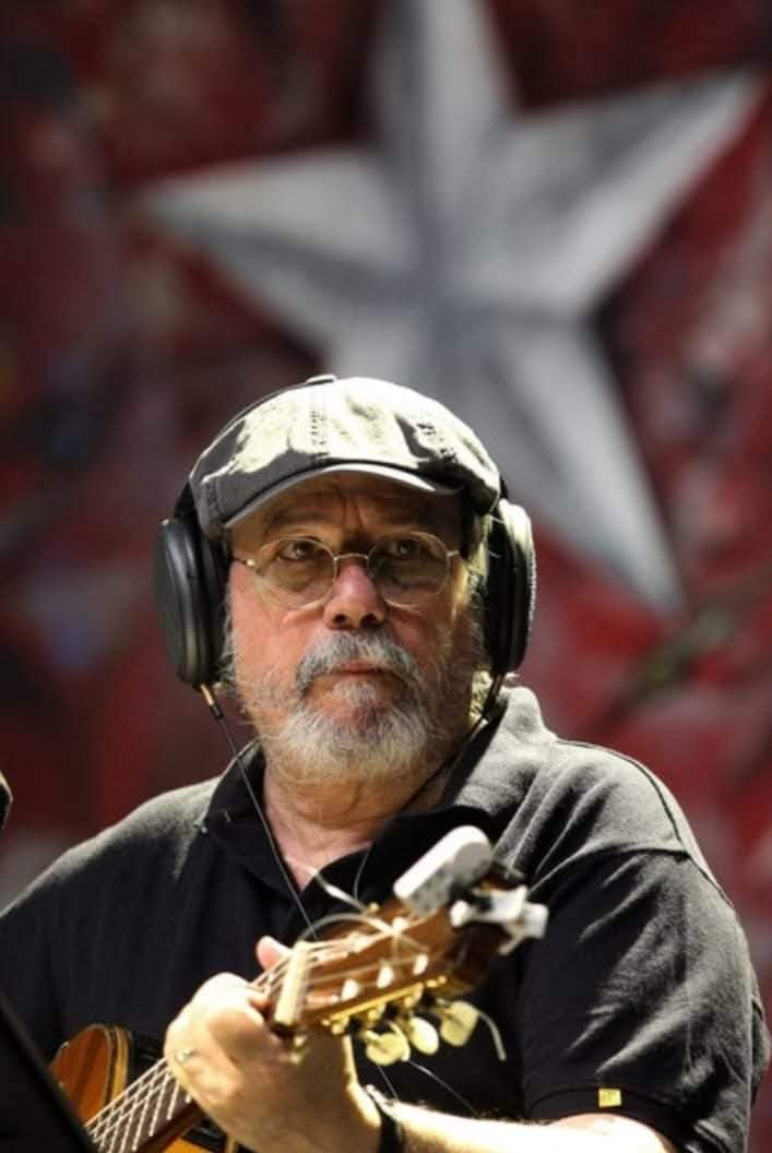 AlexiaCO79's tweet photo. 🎶 Cuentan que cuando un silencio
Aparecía entre dos
Era que pasaba un ángel
Que les robaba la voz 🎶

            Felicidades Silvio!! 🥳
Qué continúes cumpliendo sueños 💫 https://t.co/utF421DvEs
