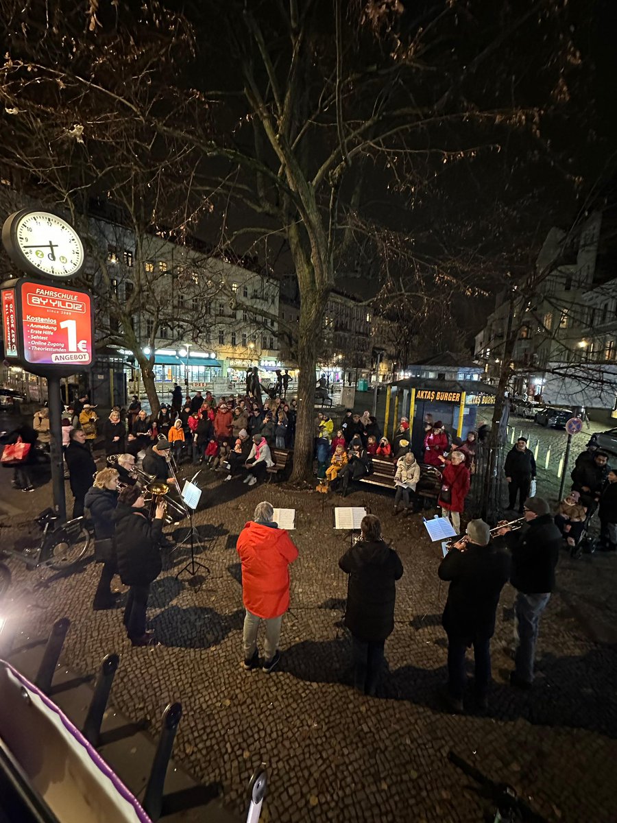 KKNeukoelln's tweet photo. Wann immer der Verkehr ins Stocken geriet, spielten sie einfach während der Fahrt auf dem offenen Deck weiter. Wo immer der Bus hielt, wurde  er schon erwartet – von Sangesfreudigen und Neugierigen. 😊 Ein perfekter Start in den  #Advent ❤️
@ekbo_de @TspLeute @FacettenMagazin https://t.co/Gvc8gsEqaG