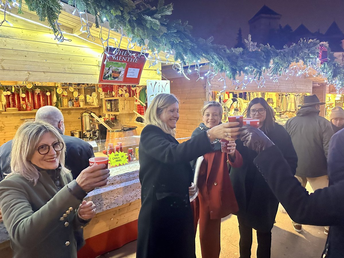 Que j’avais hâte de lancer le tour des marchés de Noël ! À Annecy : vin chaud, artisans et traditions. L’esprit des fêtes est bien là ! 🎄