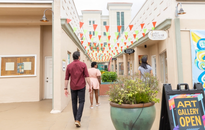 DoubleTreeMLB's tweet photo. Black Friday sales are calling! Where are you shopping?  

📸 @MelbMainStreet

#Hilton #Doubletree #BeachHotel #BeachfrontHotel #MelbourneFL #SpaceCoast #BrevardCounty #FloridaLife #FloridaLiving #FloridaLifestyle #BeachfrontHotel #FloridaVacation https://t.co/py6mRR1lnD