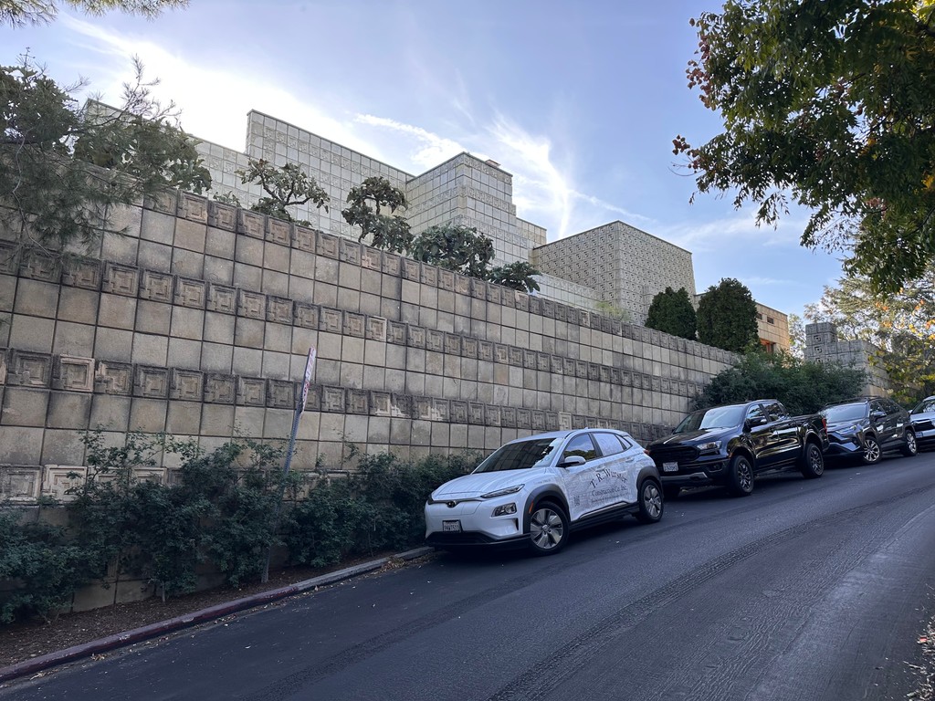 TRWurster's tweet image. TRW parked in front of Frank Lloyd Wright’s Ennis House as we are working on a neighboring historic estate restoration! 🤩 #EnnisHouse #ArchitecturalLegacy #TRWConstruction