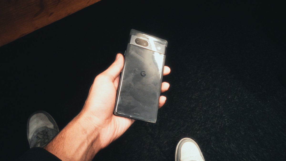 VikasAssudani's tweet photo. Love the Google Pixel’s sleek black vibes. Hate that I can’t touch it without leaving a souvenir. Glossy finishes, why you do us like this? 🥲
#GooglePixel #PixelPhotography #MadeByGoogle #TechLife #SmartphonePhotography #AndroidLovers
#TechGadgets https://t.co/iixcGtCBKY