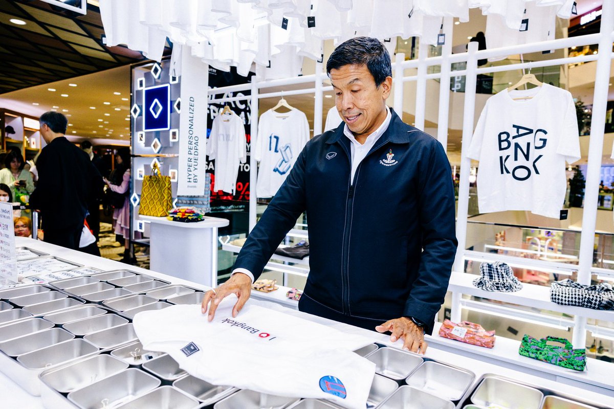 NextStationEnt's tweet image. สยามดิสคัฟเวอรี่ สร้างปรากฏการณ์แห่งปี นำอัตลักษณ์กรุงเทพมหานครมา Co-creation &amp;amp; Collaboration เป็นครั้งแรก ในงาน “Future lab Volume 4 : Design Culture”

#futurelab #yuedpao #hyperpersonalized #siamdiscovery  #onesiamexperience 
#FortFTSXSIAMDISCOVERY #NextEntNews