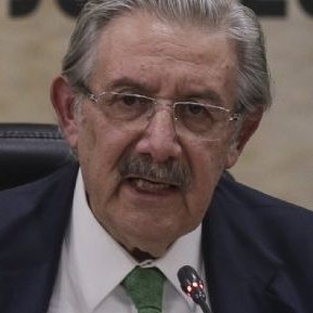 AntiTelevisaMx's tweet photo. Luis María Aguilar:

- Protegió al ladrón Salinas Pliego para que no pagará los 63 mil mdp que debe al SAT
- Protegió a los criminales el PRI y PAN
- NO dió justicia al pueblo de México

El 30 de Noviembre deja de ser ministro de la SCJN. Su legado pura corrupción. 🤮 ¡MlSERABLE! https://t.co/evp82cmd8O