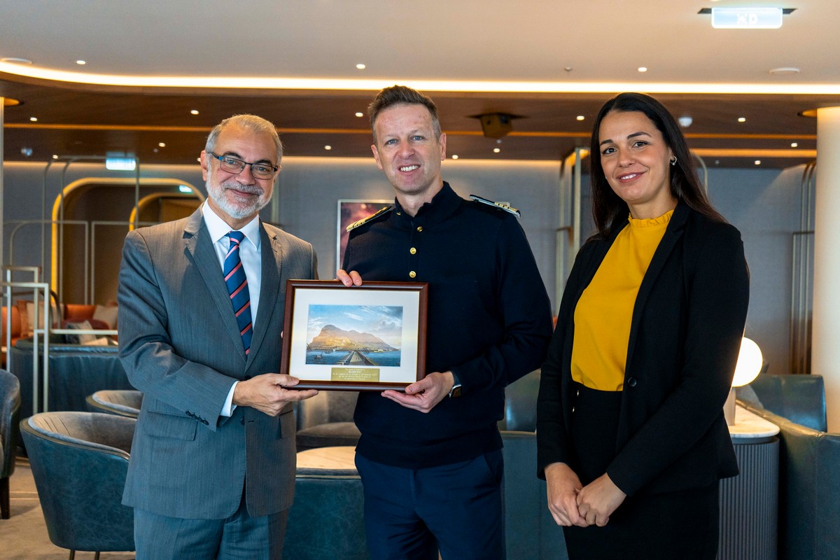 InfoGibraltar's tweet photo. Esta mañana, #Gibraltar ha dado la bienvenida al crucero #SilverRay, que transporta a 677 pasajeros y 538 tripulantes, en su escala inaugural en nuestro Puerto.
El Consejero Delegado de Gibraltar Tourist Board, Kevin Bossino, y la Responsable de Comunicación y Divulgación, Kaiane López, intercambiaron placas con el Capitán Alessandro Zanello antes de recorrer el buque de ultralujo
@Silversea
@KevinBossino
@visit_gibraltar #VisitaGibraltar