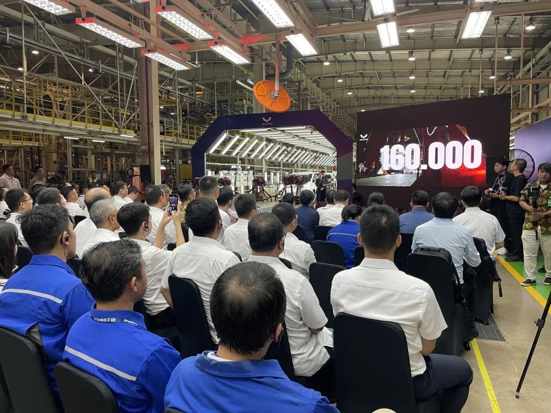 WangLutongMFA's tweet image. Congratulations to #Wuling Indonesia on the rolling off of its 160,000th vehicle! Since entering the Indonesian market in 2017, Wuling has launched 9 models, attracted 17 suppliers, and created 20,000 jobs. Through initiatives like the Modern Craftsmanship Academy, Wuling is also