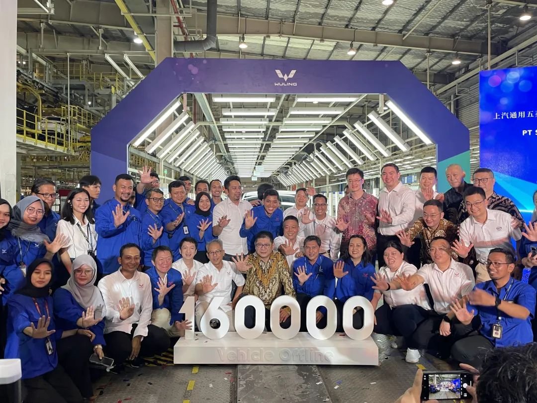 WangLutongMFA's tweet image. Congratulations to #Wuling Indonesia on the rolling off of its 160,000th vehicle! Since entering the Indonesian market in 2017, Wuling has launched 9 models, attracted 17 suppliers, and created 20,000 jobs. Through initiatives like the Modern Craftsmanship Academy, Wuling is also