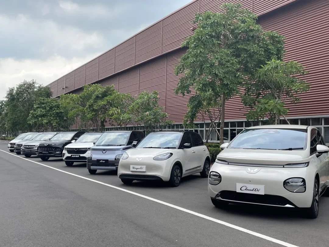 WangLutongMFA's tweet image. Congratulations to #Wuling Indonesia on the rolling off of its 160,000th vehicle! Since entering the Indonesian market in 2017, Wuling has launched 9 models, attracted 17 suppliers, and created 20,000 jobs. Through initiatives like the Modern Craftsmanship Academy, Wuling is also