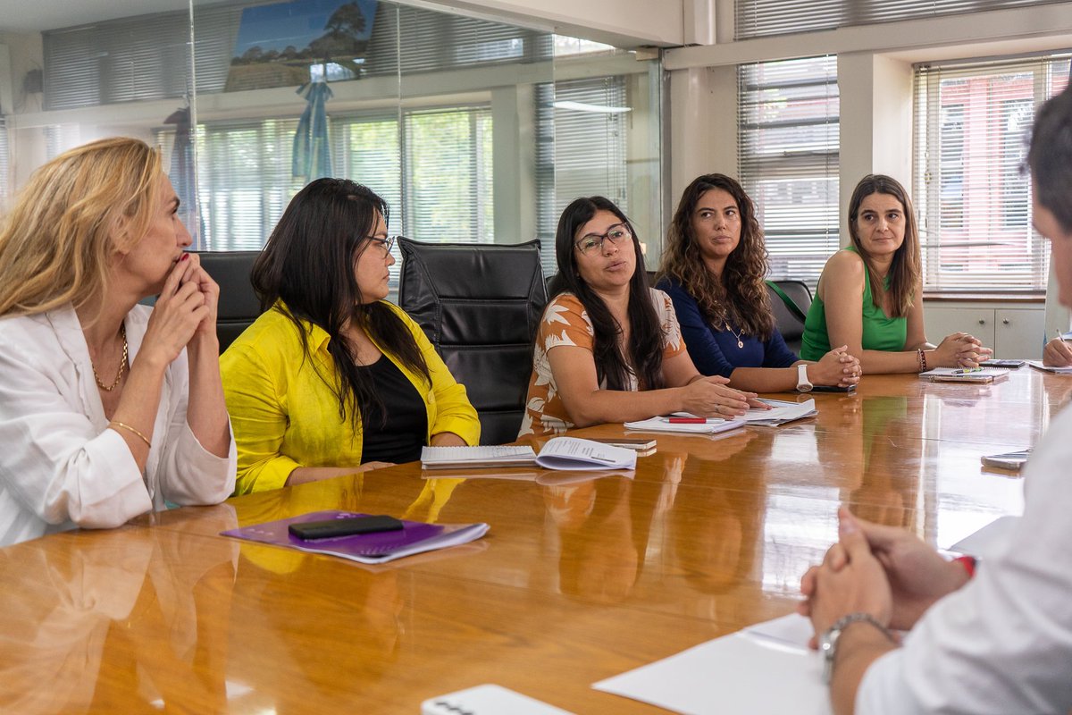 MGDSalta's tweet photo. Expusimos el proyecto del Plan provincial para la Igualdad de Género al ministro de @MdeProduccion, @MdelosRiosOK, y parte de su equipo 🤝, y les contamos que estamos muy cerquita de presentarlo 😏. https://t.co/mbn3rRZU6p