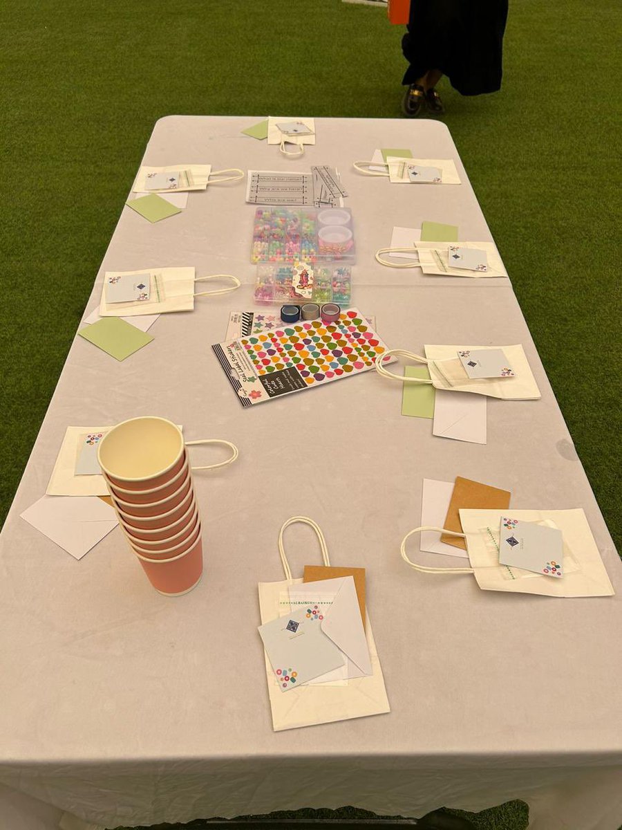 أطلق فريق #WeaversOfChange مبادرة مميزة لصناعة “أساور الخرز” في مدارس النخبة النموذجية، حيث تهدف إلى تعزيز الإبداع وتنمية المهارات اليدوية لدى الطلاب 🤩✨