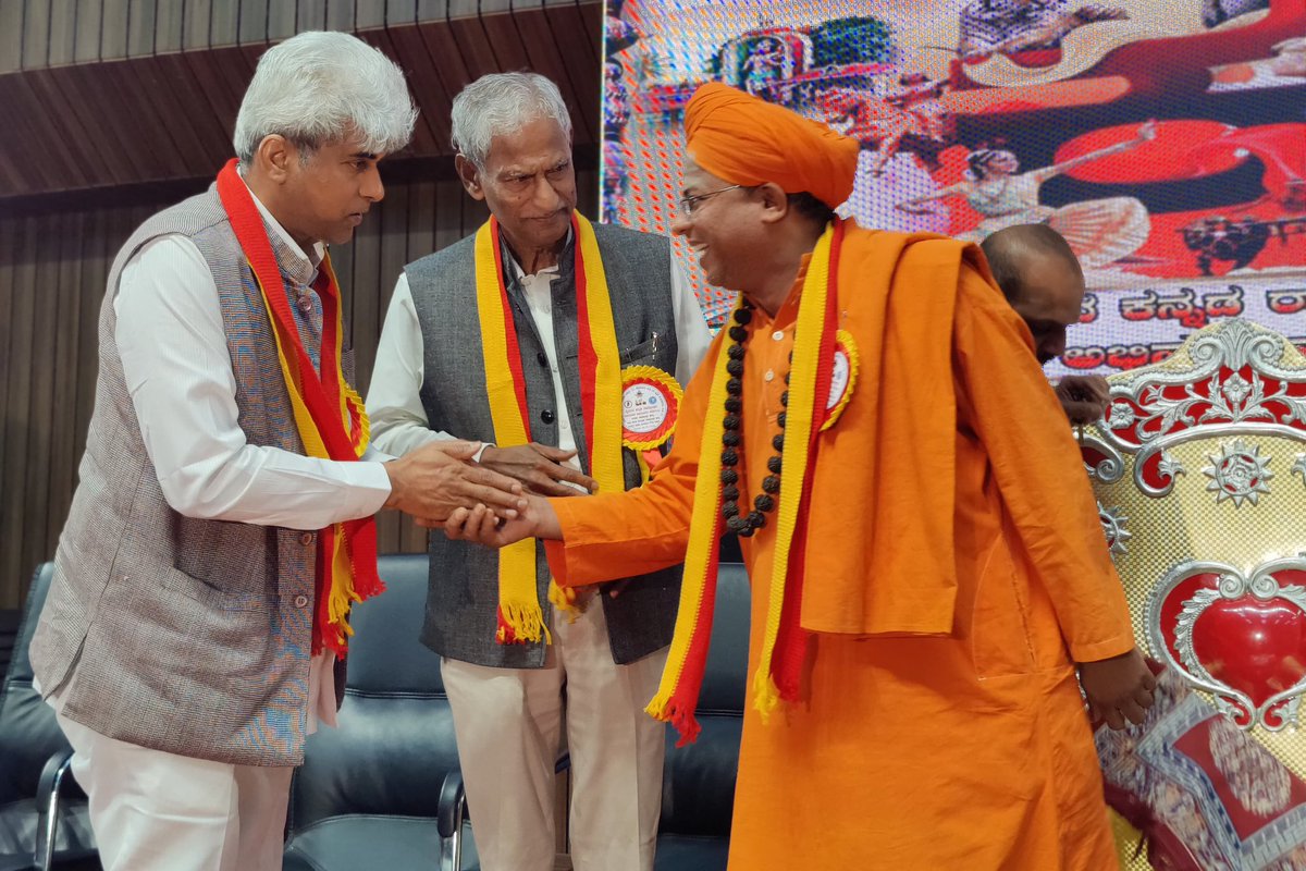 HalappaMurali's tweet photo. ಕರ್ನಾಟಕ ರಾಜ್ಯ ಪತ್ರಿಕಾ ವಿತರಕರ ಸಮಾವೇಶ : ದಿನಪತ್ರಿಕೆ ಹಂಚಿಕೆದಾರರ ಬದ್ದತೆ, ನೋವು, ಬೇಡಿಕೆಗಳ ಬಗ್ಗೆ ಸರ್ಕಾರದ ಗಮನ ಸೆಳೆಯುವ ಪ್ರಯತ್ನ…

#Press #PTI #media #printmedia
#Tumkur #Gubbi #Tiptur #Turuvekere #Madhugiri #Koratagere #TumkurNews #TumkurLokSabha #MP #MuralidharHalappa #HalappaFoundation https://t.co/vSNiNiWIFu
