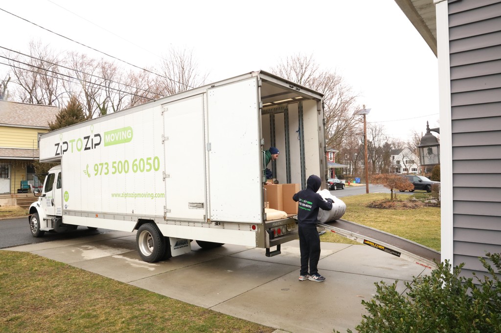 ZiptoZipMoving1's tweet image. Our expert packers, skilled movers, and reliable trucks are always ready to deliver a seamless and stress-free relocation experience, whether it's a local or a long-distance move! 🚛🏠 

🔗 l8r.it/yU5J

📞 (973) 500-6050

#Movingtruck #ZipToZip