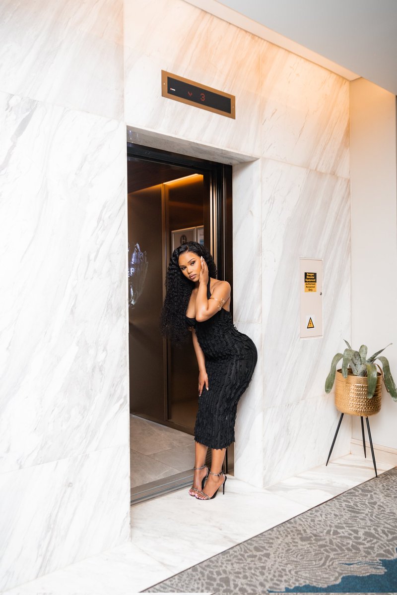 Roarphoto's tweet photo. Lady In Black https://t.co/dxCt5Bfycj