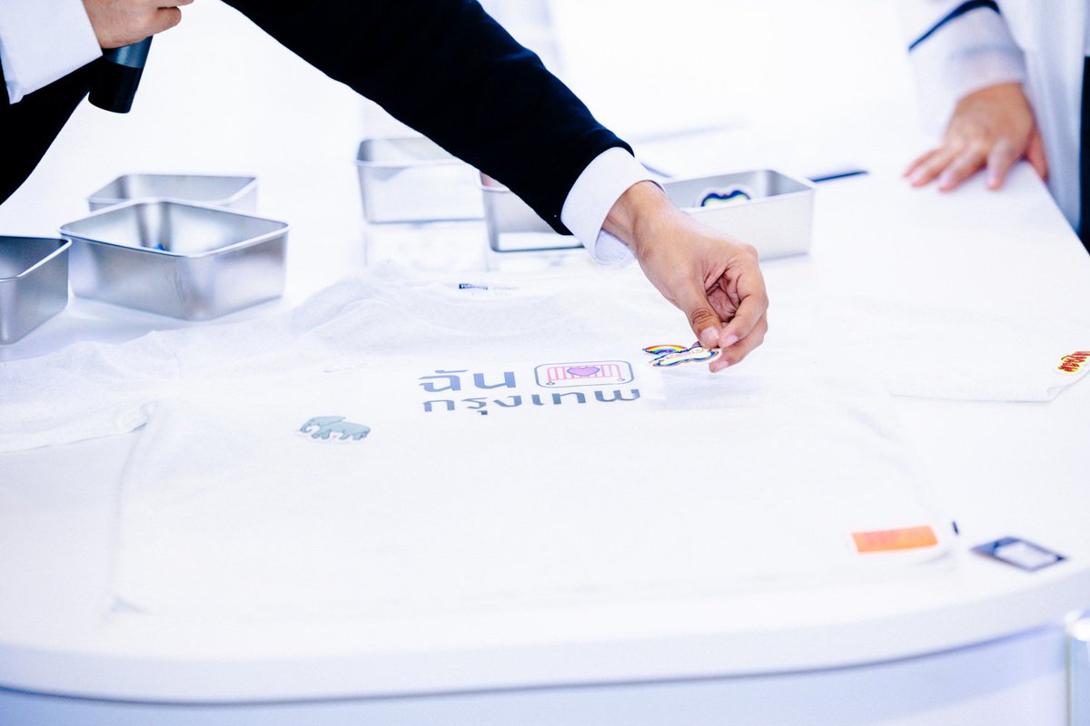 NextStationEnt's tweet image. ฟอร์ด ฐิติพงศ์  ได้ร่วมออกแบบเสื้อ “Future lab Volume 4 : Design Culture” ซึ่งเปิดโอกาสให้ผู้คน ได้ออกแบบ Hyper Personalized บนเสื้อยืดที่สะท้อนถึงความเป็นไทย
#futurelab #yuedpao #hyperpersonalized #siamdiscovery  #onesiamexperience 
#FortFTSXSIAMDISCOVERY #FortFTS #NextEntNews