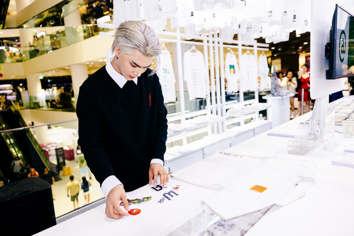 NextStationEnt's tweet image. ฟอร์ด ฐิติพงศ์  ได้ร่วมออกแบบเสื้อ “Future lab Volume 4 : Design Culture” ซึ่งเปิดโอกาสให้ผู้คน ได้ออกแบบ Hyper Personalized บนเสื้อยืดที่สะท้อนถึงความเป็นไทย
#futurelab #yuedpao #hyperpersonalized #siamdiscovery  #onesiamexperience 
#FortFTSXSIAMDISCOVERY #FortFTS #NextEntNews