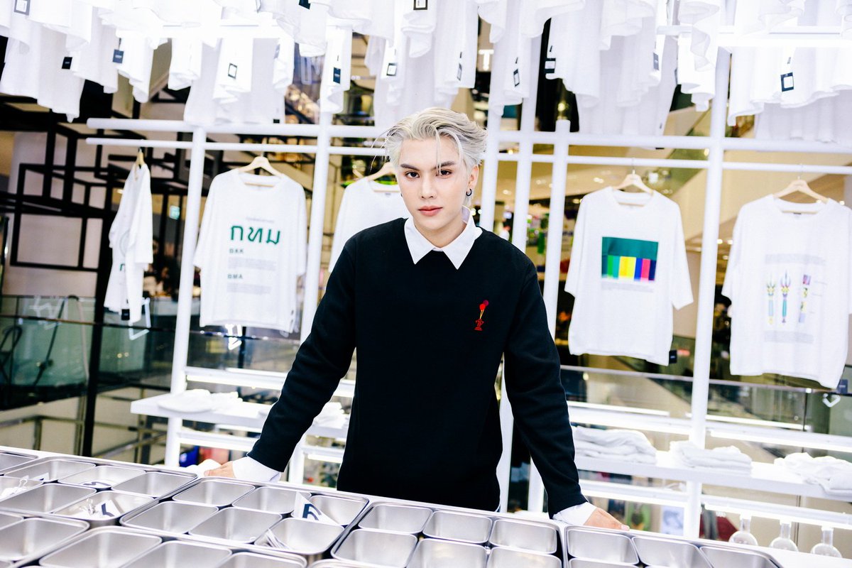 NextStationEnt's tweet image. ฟอร์ด ฐิติพงศ์  ได้ร่วมออกแบบเสื้อ “Future lab Volume 4 : Design Culture” ซึ่งเปิดโอกาสให้ผู้คน ได้ออกแบบ Hyper Personalized บนเสื้อยืดที่สะท้อนถึงความเป็นไทย
#futurelab #yuedpao #hyperpersonalized #siamdiscovery  #onesiamexperience 
#FortFTSXSIAMDISCOVERY #FortFTS #NextEntNews