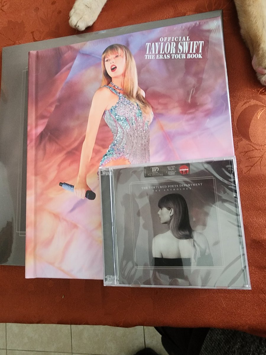 AlixPwns's tweet photo. I got the goods! #TTPDTheAnthology #TheOfficialTSTheErasTourBook And some bonus cat paws. https://t.co/4A0WPwUClK