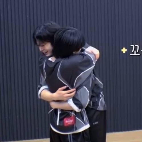 malov3r02's tweet photo. 아니십 마파두부
둘만잇을땐 휘핑크림커플포옹💕하다가
보는눈있다고갑자기 남자포옹하는거 ㅈㄴ웃기네 https://t.co/coOLDg4OjH
