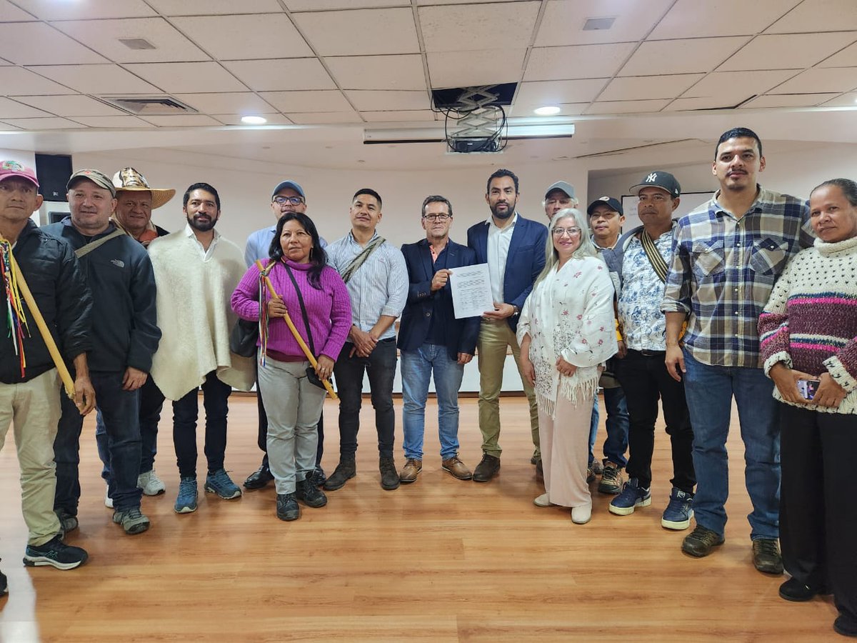 TimoComunes's tweet photo. Saludo el acuerdo alcanzado esta madrugada entre el gobierno nacional de @petrogustavo y el campesinado de @corsomostierra, @Conamu_Paz y Confederación Jacobo Arenas para avanzar en la implementación del Acuerdo de Paz en beneficio del pueblo colombiano.

¡La paz vencerá! https://t.co/lsdYtMBIP8