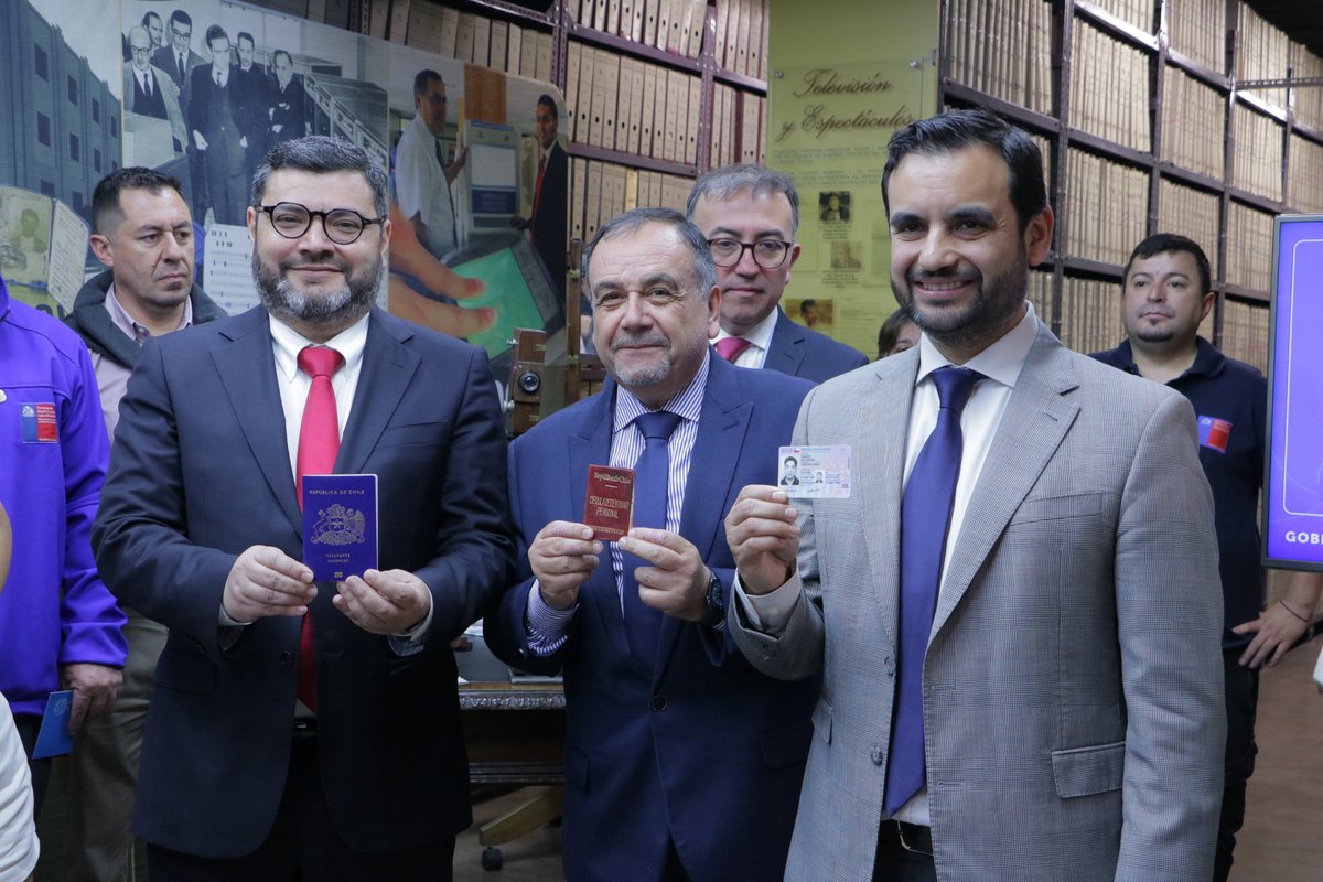 RegCivil_Chile's tweet photo. ¡Se cumplieron 100 años de la cédula de identidad chilena! El ministro de Justicia, Jaime Gajardo; el subsecretario de Justicia, Ernesto Muñoz, y el director del @RegCivil_Chile, Omar Morales, dieron a conocer la historia de este documento y mostraron la nueva cédula de identidad https://t.co/cijt0FFHeQ
