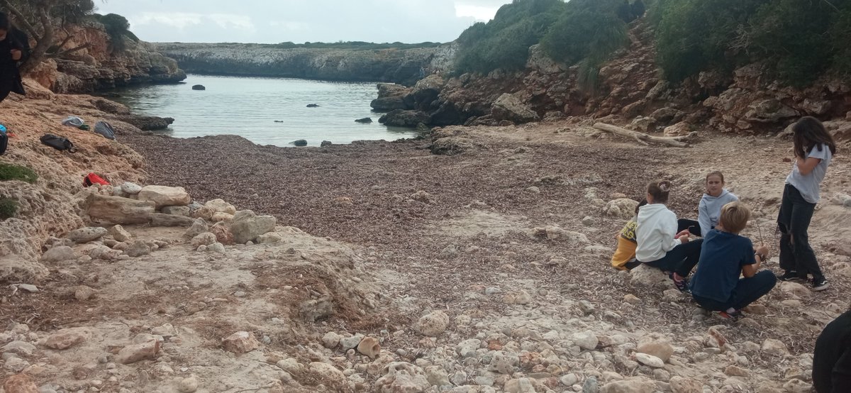 GOBMallorca's tweet photo. El 1993 un miler de persones van ocupar Cala Petita per reclamar la seva protecció i actualment és un dels darrers paratges verges de la costa manacorina. És important que els joves coneguin la història d'aquest paratge i reflexionin sobre els impactes que pateix aquesta platja. https://t.co/eGutNn4onE