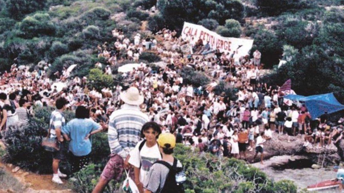GOBMallorca's tweet photo. El 1993 un miler de persones van ocupar Cala Petita per reclamar la seva protecció i actualment és un dels darrers paratges verges de la costa manacorina. És important que els joves coneguin la història d'aquest paratge i reflexionin sobre els impactes que pateix aquesta platja. https://t.co/eGutNn4onE
