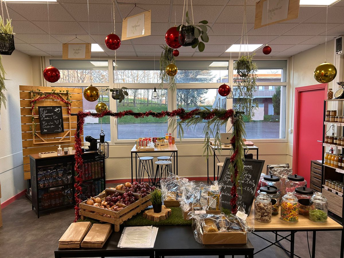 🎄 Noël s’installe à l’épicerie Les Saveurs de Nos Cœurs ! 🎄

Plongez dans la magie des fêtes avec nos paniers de Noël garnis de délicieux produits locaux, parfaits pour offrir ou savourer. Et pour l’occasion, l’épicerie s’est habillée aux couleurs de Noël. 🎁✨❤️🌟