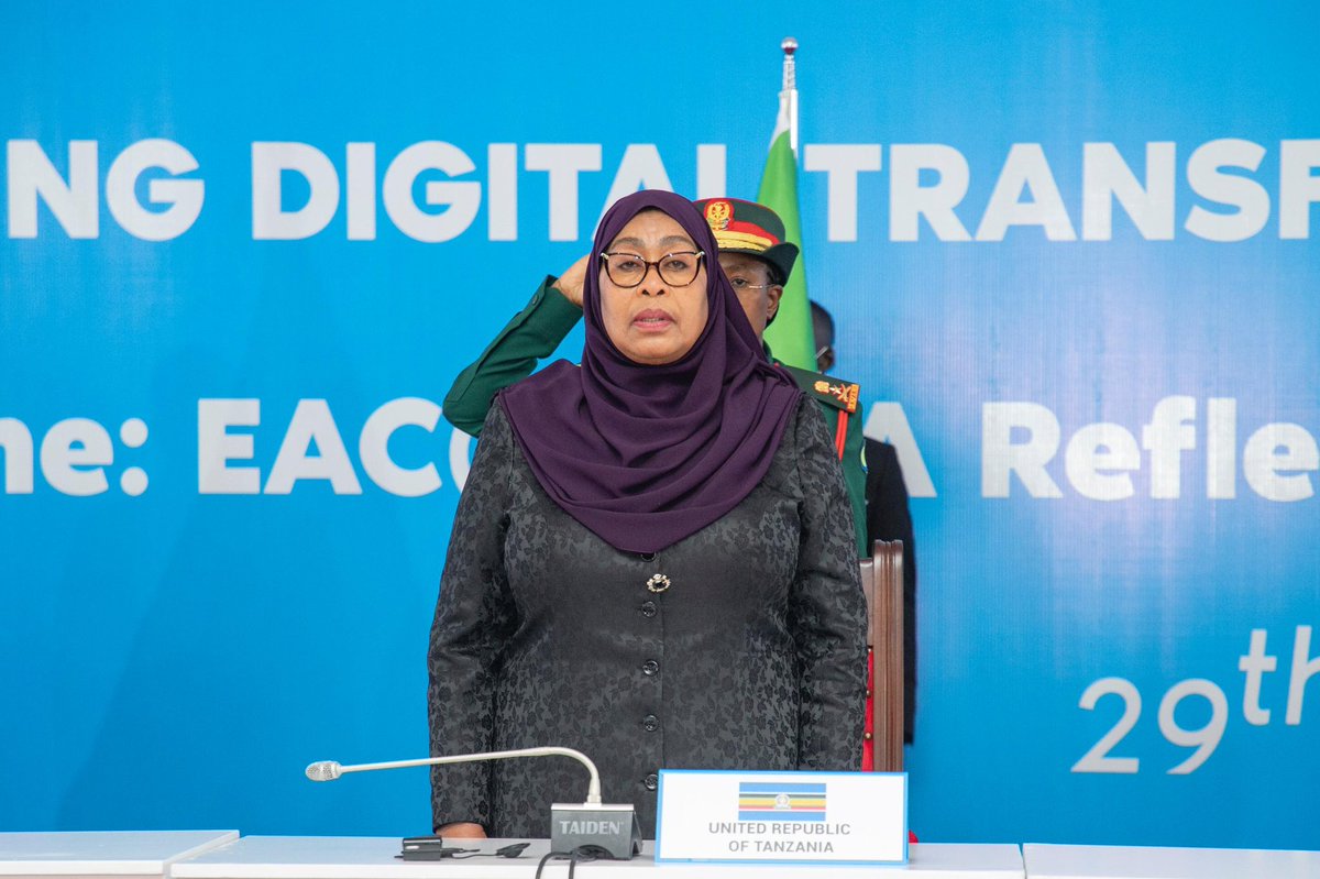 SuluhuSamia's tweet photo. Leo jijini Arusha niliposhiriki Mjadala wa Wakuu wa Nchi Kuadhimisha Miaka 25 ya Jumuiya ya Afrika Mashariki (EAC). 

Ikiwa ni miaka 25 tangu kuundwa tena kwa Jumuiya hii muhimu kwa maendeleo ya nchi zetu, nimeeleza moja ya kazi tunazofanya katika kuimarisha hali ya maisha ya wananchi wetu kupitia sekta ya nishati. Katika mjadala, nimeshirikisha jitihada zetu kuhakikisha matumizi ya nishati safi ya kupikia hapa nchini, ikiwemo hatua kubwa na ya kihistoria tuliyofikia kwa ukanda huu wa Afrika ya kufikisha nishati ya umeme kila kijiji. 

Nimewasihi viongozi wenzangu kuunganisha sauti zetu pamoja, na kushirikiana na sekta binafsi katika kuhakikisha upatikanaji nafuu na wa uhakika wa nishati safi ya kupikia kwa wananchi wetu. Hatua hii ni sehemu ya kazi njema katika kuinua hali zao za maisha, na kujenga msingi katika utunzaji wa mazingira, jambo ambalo ni muhimu kwa ustawi wa Jumuiya yetu kwa vizazi vya sasa na vijavyo.