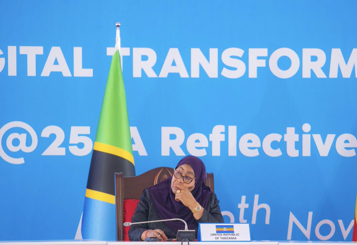 SuluhuSamia's tweet photo. Leo jijini Arusha niliposhiriki Mjadala wa Wakuu wa Nchi Kuadhimisha Miaka 25 ya Jumuiya ya Afrika Mashariki (EAC). 

Ikiwa ni miaka 25 tangu kuundwa tena kwa Jumuiya hii muhimu kwa maendeleo ya nchi zetu, nimeeleza moja ya kazi tunazofanya katika kuimarisha hali ya maisha ya wananchi wetu kupitia sekta ya nishati. Katika mjadala, nimeshirikisha jitihada zetu kuhakikisha matumizi ya nishati safi ya kupikia hapa nchini, ikiwemo hatua kubwa na ya kihistoria tuliyofikia kwa ukanda huu wa Afrika ya kufikisha nishati ya umeme kila kijiji. 

Nimewasihi viongozi wenzangu kuunganisha sauti zetu pamoja, na kushirikiana na sekta binafsi katika kuhakikisha upatikanaji nafuu na wa uhakika wa nishati safi ya kupikia kwa wananchi wetu. Hatua hii ni sehemu ya kazi njema katika kuinua hali zao za maisha, na kujenga msingi katika utunzaji wa mazingira, jambo ambalo ni muhimu kwa ustawi wa Jumuiya yetu kwa vizazi vya sasa na vijavyo.
