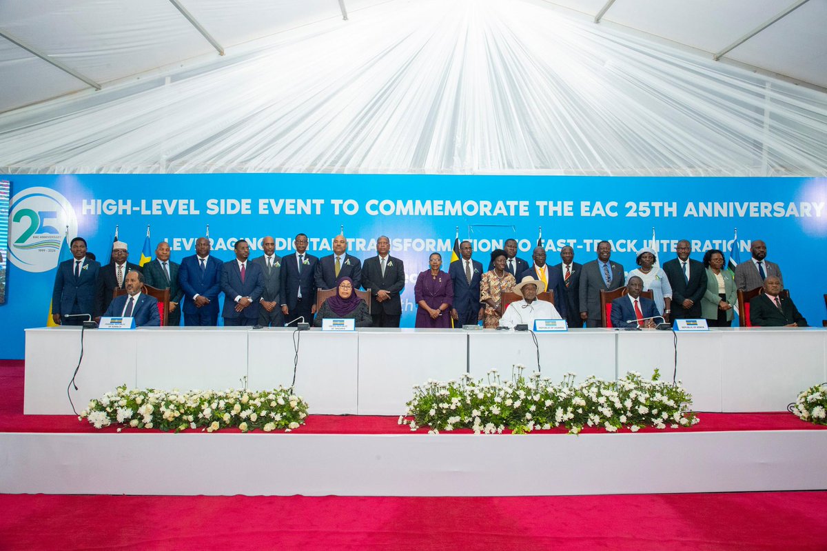 SuluhuSamia's tweet photo. Leo jijini Arusha niliposhiriki Mjadala wa Wakuu wa Nchi Kuadhimisha Miaka 25 ya Jumuiya ya Afrika Mashariki (EAC). 

Ikiwa ni miaka 25 tangu kuundwa tena kwa Jumuiya hii muhimu kwa maendeleo ya nchi zetu, nimeeleza moja ya kazi tunazofanya katika kuimarisha hali ya maisha ya wananchi wetu kupitia sekta ya nishati. Katika mjadala, nimeshirikisha jitihada zetu kuhakikisha matumizi ya nishati safi ya kupikia hapa nchini, ikiwemo hatua kubwa na ya kihistoria tuliyofikia kwa ukanda huu wa Afrika ya kufikisha nishati ya umeme kila kijiji. 

Nimewasihi viongozi wenzangu kuunganisha sauti zetu pamoja, na kushirikiana na sekta binafsi katika kuhakikisha upatikanaji nafuu na wa uhakika wa nishati safi ya kupikia kwa wananchi wetu. Hatua hii ni sehemu ya kazi njema katika kuinua hali zao za maisha, na kujenga msingi katika utunzaji wa mazingira, jambo ambalo ni muhimu kwa ustawi wa Jumuiya yetu kwa vizazi vya sasa na vijavyo.