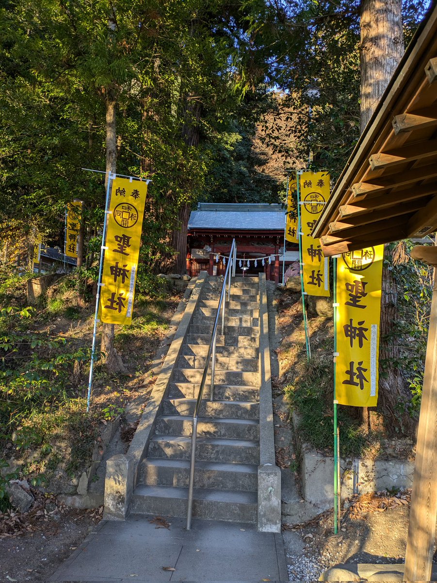 moca82go's tweet photo. 昨日、秩父の今宮神社と聖神社に行ってきた⸜(*´꒳`*)⸝
紅葉はまだもうちょかな？って感じではあったけどいい景色だった
願い事叶うといいな(´・ω・｀)
ちなみに今宮神社の御神木に馬に乗った騎士とこちらを覗き込もうとしてる目を隠した若者に見える物がある様に見えるのは気のせい？ https://t.co/uCNxL6e0uF