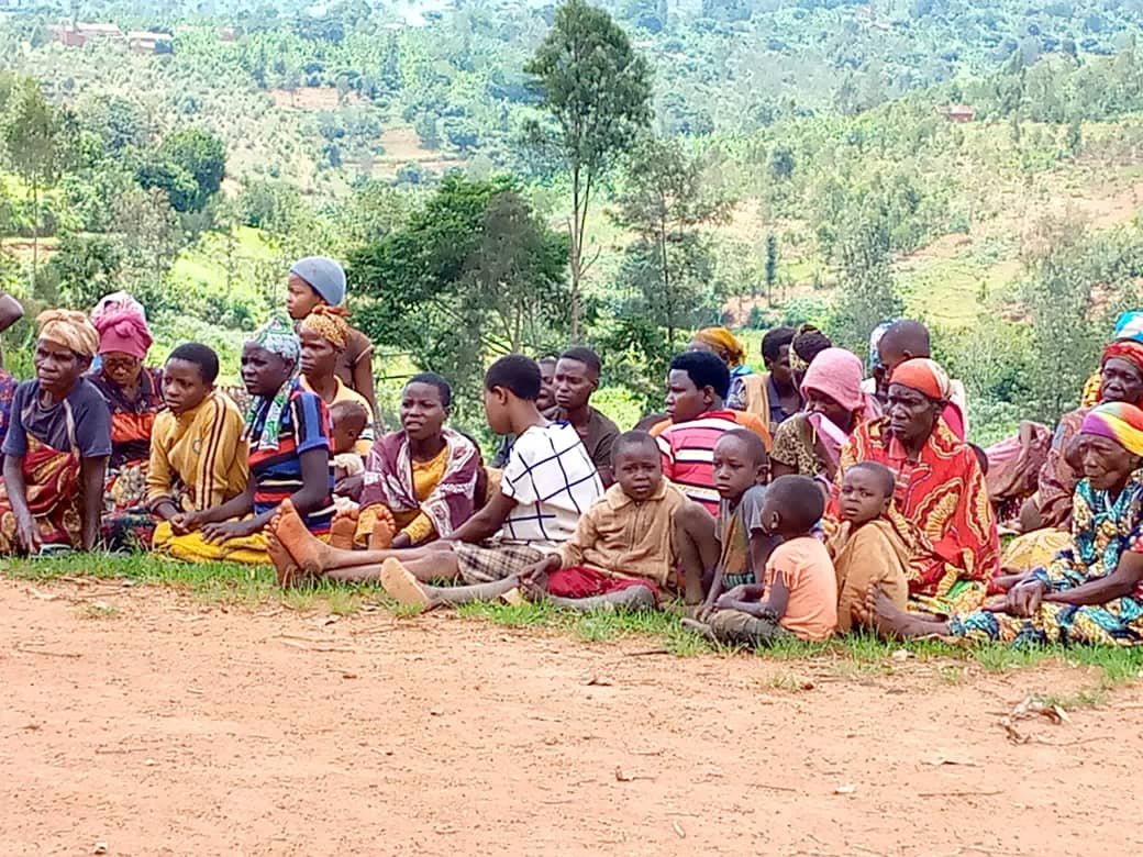 MagazineJimbere's tweet photo. 🏘 Des individus prétendant être des prophètes ont semé le trouble au sein de la communauté Batwa de la colline Mubuga (#Giheta, @Gitega), poussant ses membres à se méfier les uns des autres: "ces prophètes sont passés dans des ménages, dénonçant des pratiques occultes réalisées par les voisins"

🛐 Afin de tranquilliser la population, Micheline Ninahaza, admicom de Giheta, a tenu une réunion ce 27/11/2024, dans laquelle elle a rappelé que "les cultes et consorts doivent se dérouler aux heures et lieux légalement reconnus", avant de mettre en garde les responsables de confessions religieuses que des sanctions seront prises à l'encontre de ceux qui ne se conformeront pas à cette décision

#Burundi