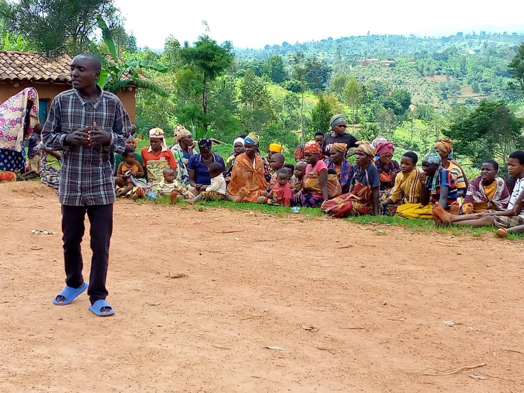 MagazineJimbere's tweet photo. 🏘 Des individus prétendant être des prophètes ont semé le trouble au sein de la communauté Batwa de la colline Mubuga (#Giheta, @Gitega), poussant ses membres à se méfier les uns des autres: "ces prophètes sont passés dans des ménages, dénonçant des pratiques occultes réalisées par les voisins"

🛐 Afin de tranquilliser la population, Micheline Ninahaza, admicom de Giheta, a tenu une réunion ce 27/11/2024, dans laquelle elle a rappelé que "les cultes et consorts doivent se dérouler aux heures et lieux légalement reconnus", avant de mettre en garde les responsables de confessions religieuses que des sanctions seront prises à l'encontre de ceux qui ne se conformeront pas à cette décision

#Burundi