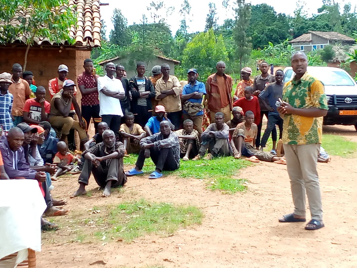 MagazineJimbere's tweet photo. 🏘 Des individus prétendant être des prophètes ont semé le trouble au sein de la communauté Batwa de la colline Mubuga (#Giheta, @Gitega), poussant ses membres à se méfier les uns des autres: "ces prophètes sont passés dans des ménages, dénonçant des pratiques occultes réalisées par les voisins"

🛐 Afin de tranquilliser la population, Micheline Ninahaza, admicom de Giheta, a tenu une réunion ce 27/11/2024, dans laquelle elle a rappelé que "les cultes et consorts doivent se dérouler aux heures et lieux légalement reconnus", avant de mettre en garde les responsables de confessions religieuses que des sanctions seront prises à l'encontre de ceux qui ne se conformeront pas à cette décision

#Burundi