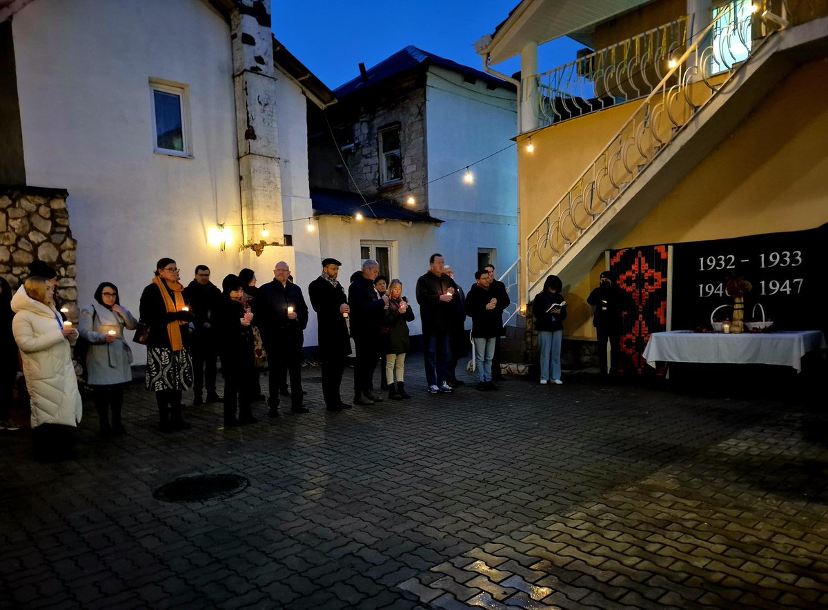 deutschl_anne's tweet photo. Tonight, alongside the National Congress of Ukrainians in Moldova, the diplomatic community, and our colleagues and friends, we light candles to remember Holodomor, a tragic chapter in history. Let's honor the resilience of the Ukrainian and the Moldovan people. https://t.co/G3fci9pWkS