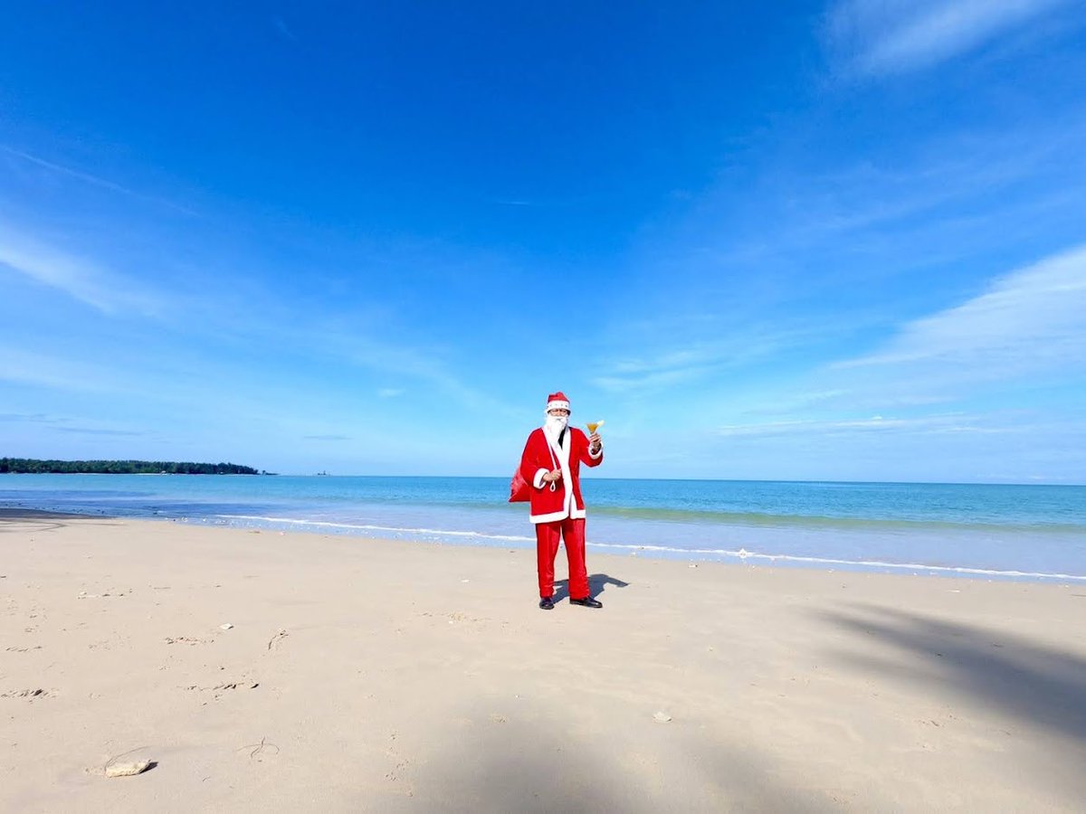 The weather is anything but frightful—better take it easy on those cocktails, Santa, you might want to take it easy on those cocktails—you’ve got a big night ahead! 🎄🍸 

sarojin.com