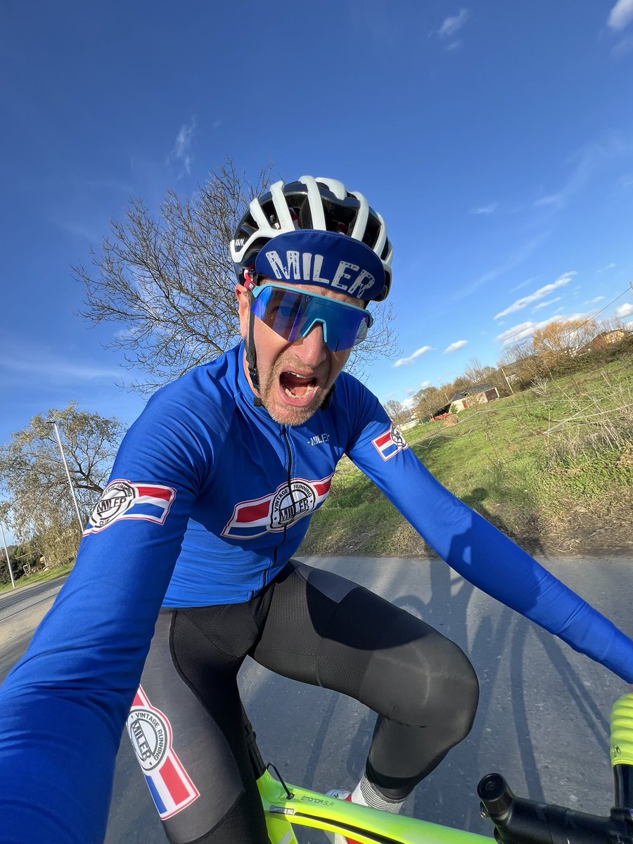 Delapuentejor's tweet photo. Hoy las patitas dolieron 🔥🔥🔥
104km
3:30
275NP
1.388m
#ropamiler
#milercycling
#milervintage_jorge
#milerstyle
#miler https://t.co/XNUCSNXpeS