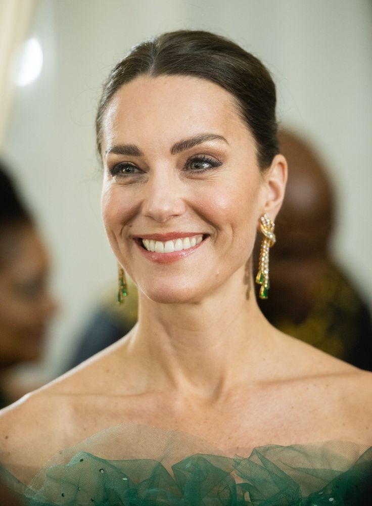 KateMiddle74286's tweet photo. You won't regret liking this photo 😍 #katemiddleton #royalfamily #kingcharles #princewilliam #princess #queen #USA #ElonMusk #Trump #swiftieracism #London #unitedkingdom #PrincessCatherine #PrincessOfWales #RoyalFamily #ENGLAND #XmasSiamParagonxFreen #Thanksgiving2024 #trend https://t.co/QkJommkFyp