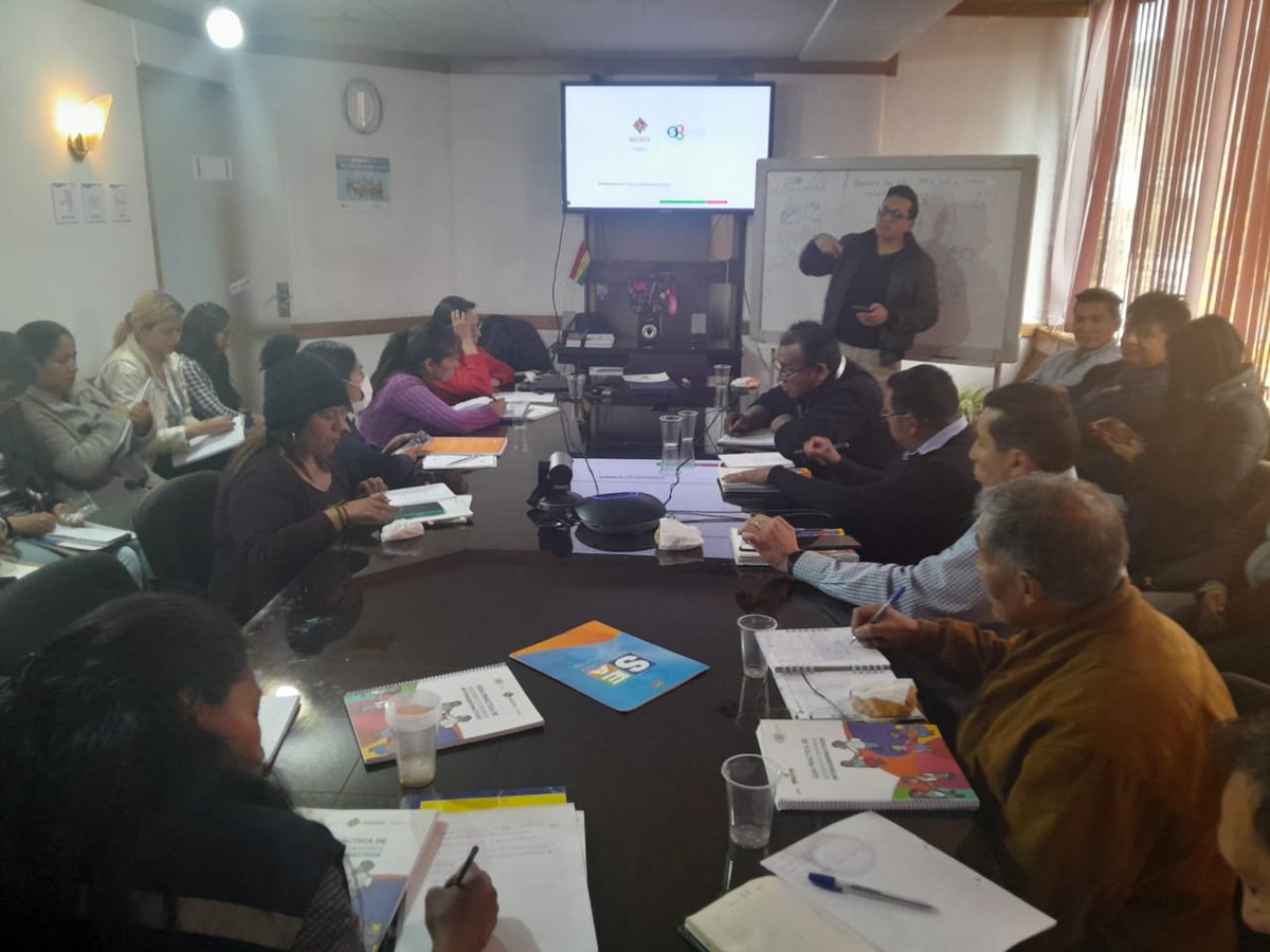 SEAutonomias's tweet photo. El @SEAutonomias desarrolla un curso para los servidores públicos de la @AAPSBolivia, fortaleciendo sus conocimientos sobre el Régimen Autonómico y Competencial en Materia de Agua Potable y Saneamiento Básico, proporcionando herramientas técnicas y normativas clave para el sector https://t.co/TGZuSq3IB0