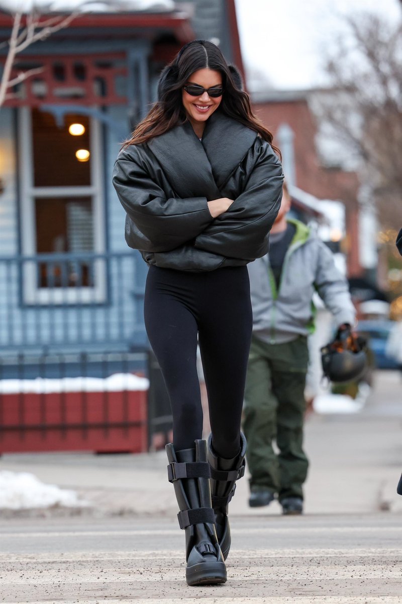 archivekend's tweet photo. kendall jenner in aspen 2023 https://t.co/UnBRlpQ7gp