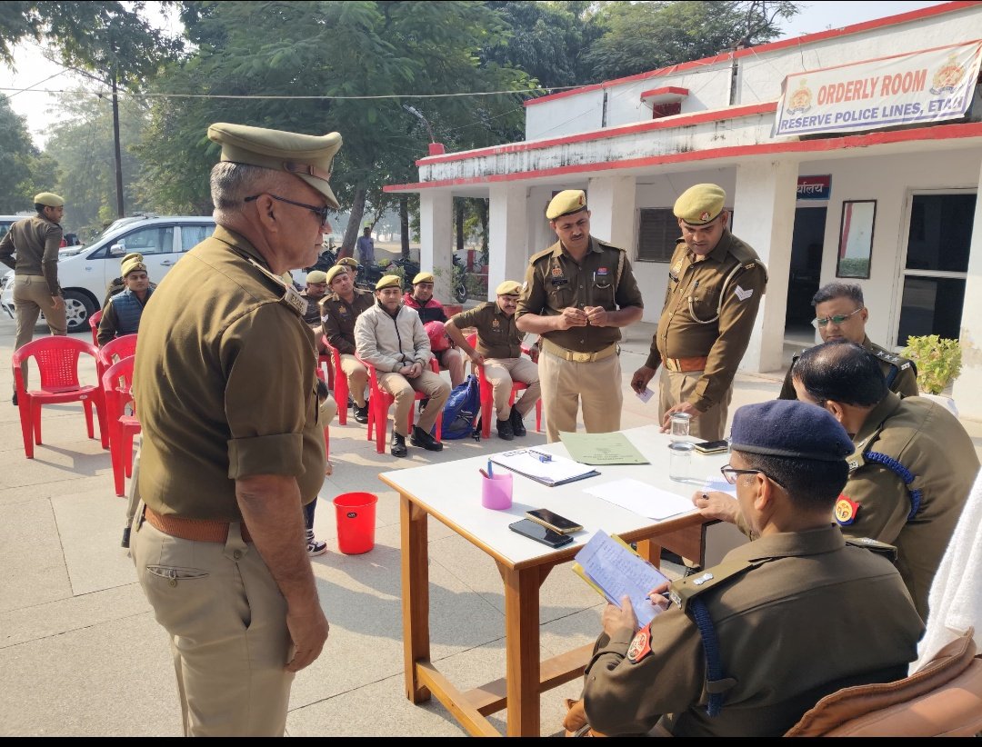 cnewsup's tweet photo. एटा– वरिष्ठ पुलिस अधीक्षक एटा के निर्देशन में आरक्षी, मुख्य आरक्षी  के ट्रांसफर डिब्बे में पर्ची उठाकर अंकित थाने में हुए,
स्थानांतरण में शुचिता एवं पारदर्शिता हेतु अपनाया गया "पर्ची सिस्टम" https://t.co/JE8Ei3rn7Z